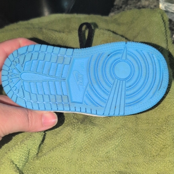 Jordan 1 Retro in University Blue and Black - Picture 9 of 16